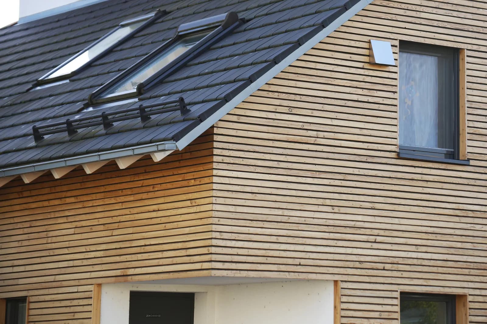 Bardage bois contemporain avec velux et toiture ardoise — dossier d'urbanisme accompagné par Dékla